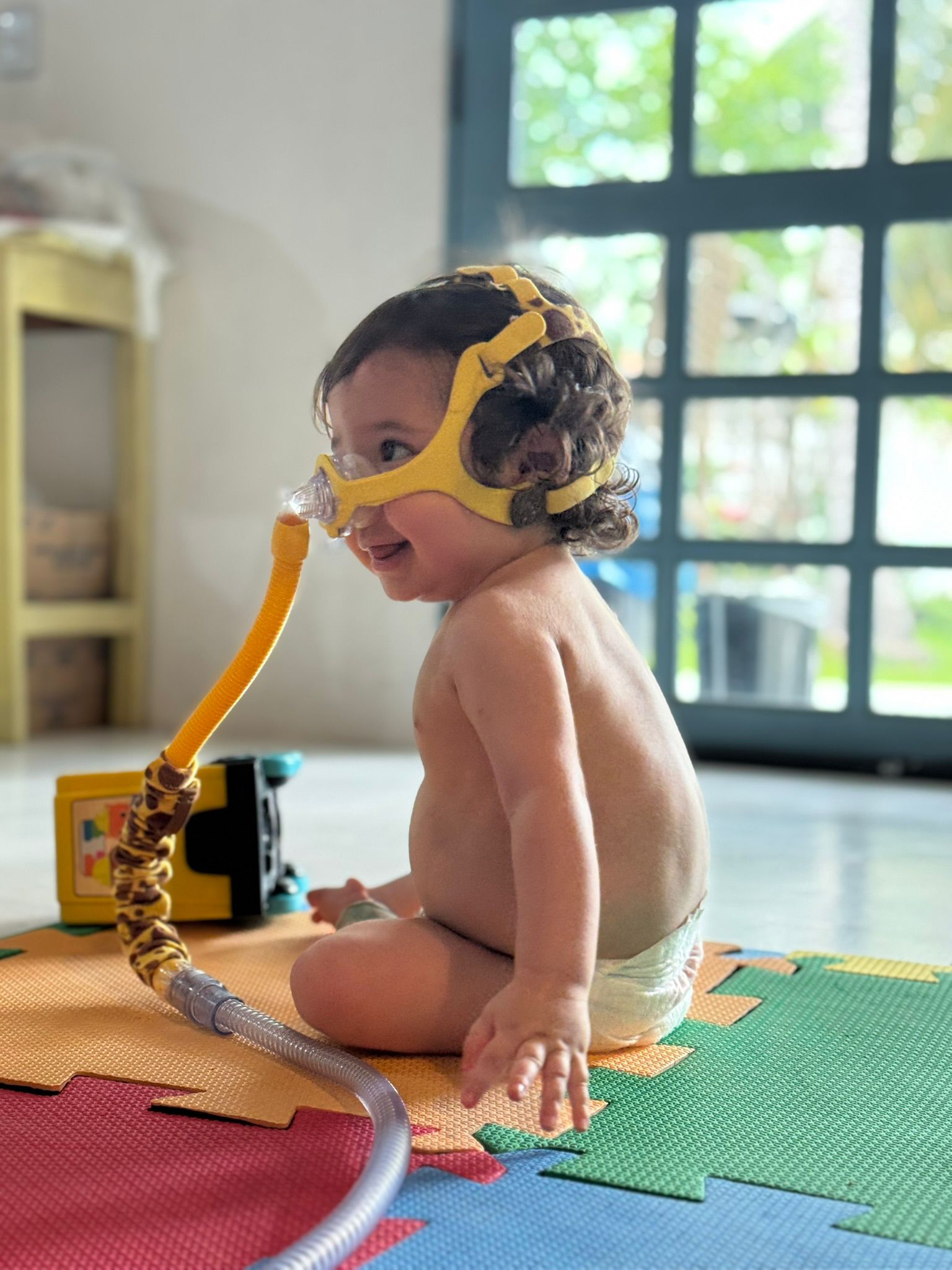 Gabriel équipé de son masque de ventilation non invasive (VNI)