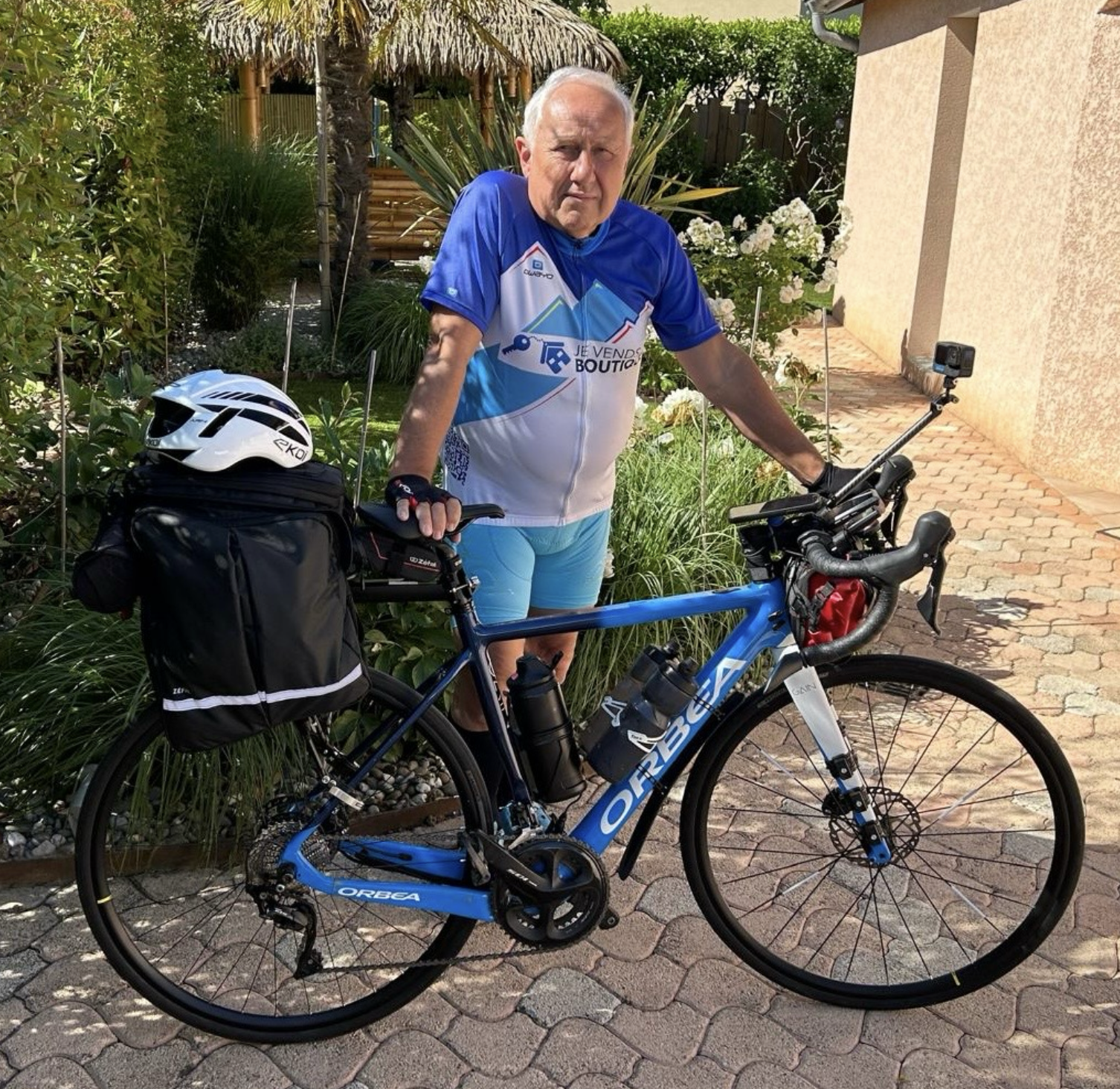Robert en tenue officielle Les Cols du Souffle, prêt à partir avec son vélo équipé