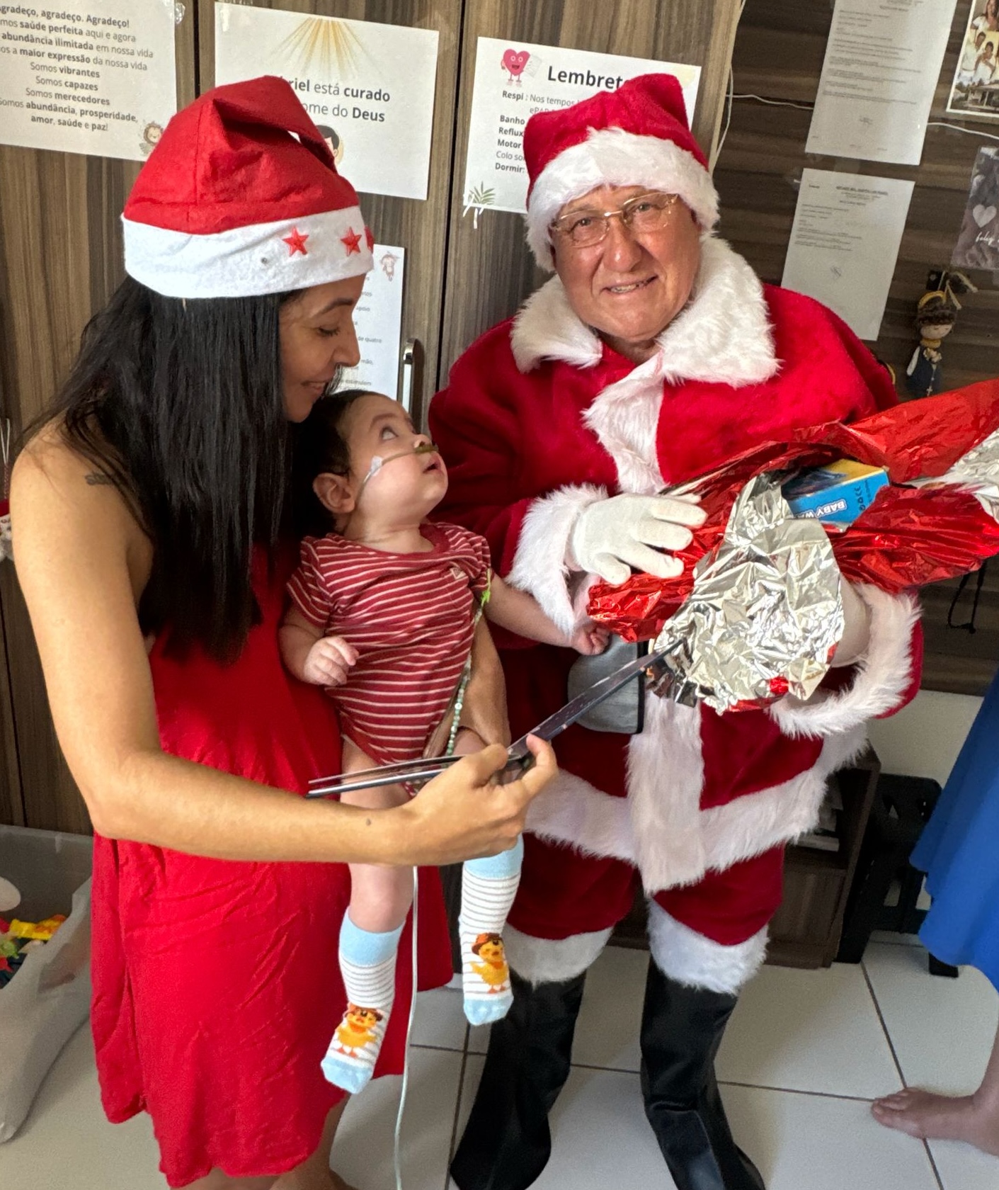 Robert en Père Noël avec Gabriel et sa maman, Noël 2025